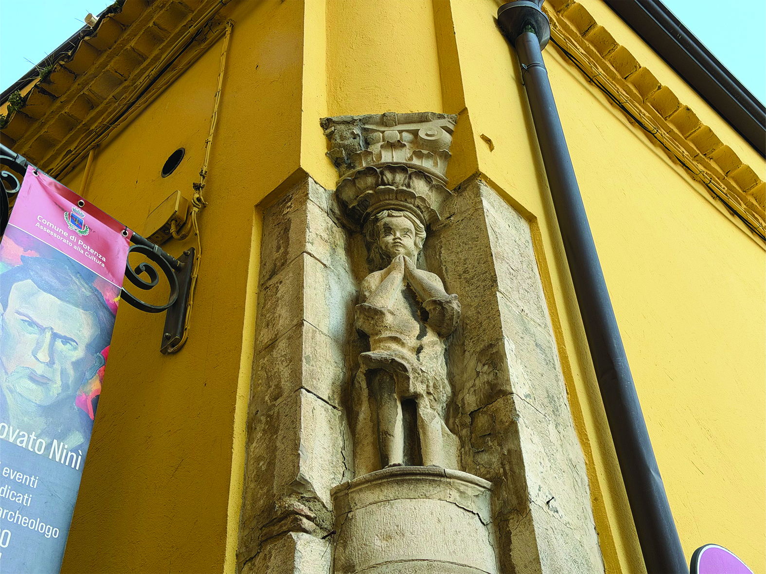 STATUA DI FANCIULLO CON MANI GIUNTE