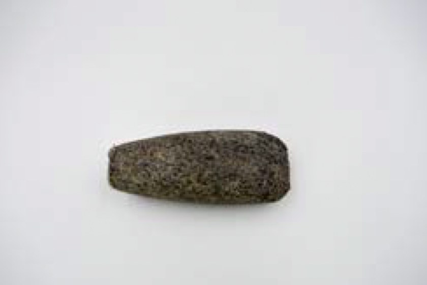 Accetta trapezoidale in roccia scura.