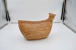 Askòs, che in greco antico significa “otre di pelle”: una forma molto singolare che, difatti, ricorda i recipienti in pelle di animale. Questo vaso ve
