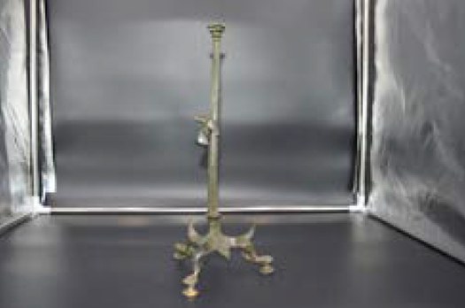 Probabile bruciaprofumi in bronzo finemente decorato, costituito da una base a tre piedi leonini su altrettanti zoccoli arrotondati e da una colonnina