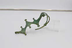 Fibula a drago in bronzo, così chiamata per la somiglianza tra la forma sinuosa dell'arco e l'animale fantastico. Il reperto proviene quasi certamente