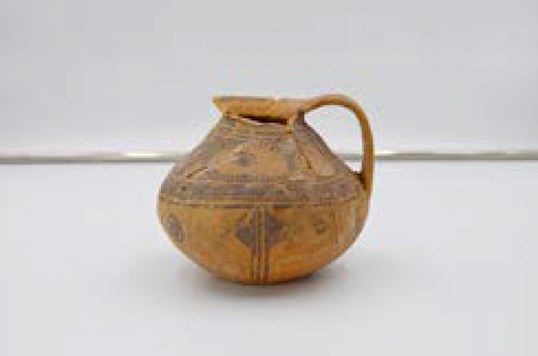 Brocca subgeometrica con decorazione antropomorfa. Splendida decorazione che si estende, in combinazione con sottili incisioni, anche sul fondo.