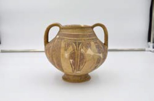 Vaso per liquidi (olletta) con figura femminile stilizzata.